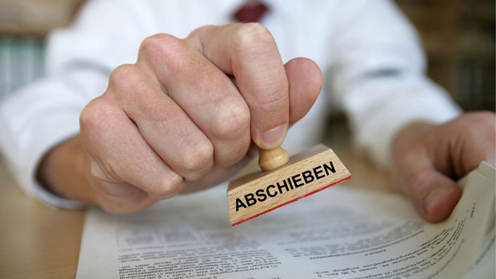 Ein Stempel mit dem Aufdruck "Abschieben".