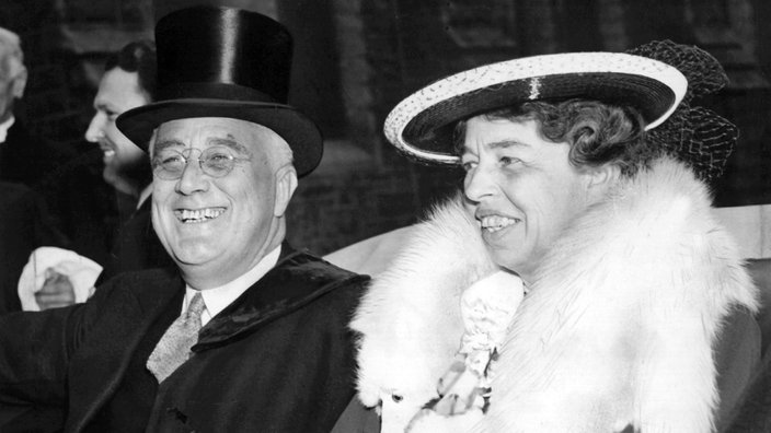 US-Präsident Franklin D. Roosevelt und seine Frau Eleanor Roosevelt in festlicher Kleidung beim Verlassen des Ostergottesdienstes 1938