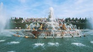 Der Springbrunnen im Garten von Schloss Versailles mit den Figuren Latona und ihren Kindern Apollo und Diana.