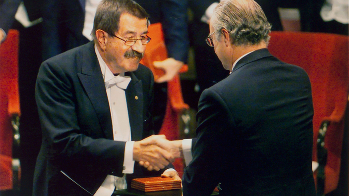 Günter Grass, im Frack mit Brille und Schnauzer, nimmt den Nobelpreis entgegen