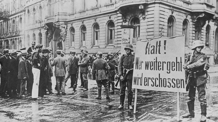 Straßensperre während des Kapp-Lüttwitz-Putsches (1920). Ein Schild warnt: "Halt! Wer weitergeht wird erschossen"