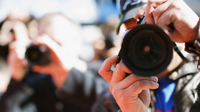 Nahaufnahme eines Paparazzi-Objektives.