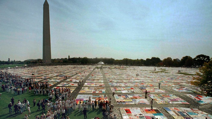 Ein Teil des "Aids Memorial Quilt" liegt vor dem Washington Monument