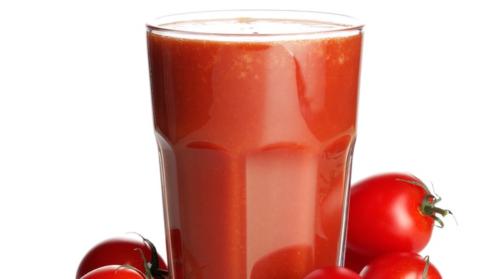 Ein Glas Tomatensaft.