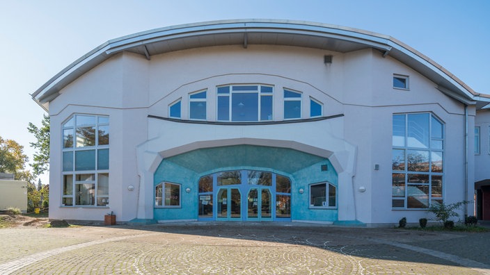 Eine Außenansicht der Aula der Freien Waldorfschule Bonn-Tannenbusch