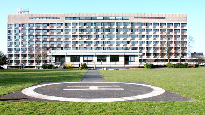 Das Krankenhaus Porz am Rhein mit Helikopter-Landeplatz davor.