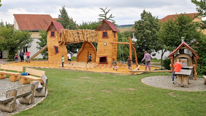 Außenanlage des SOS Kinderdorfs in Zwickau mit Abenteuerspielplatz