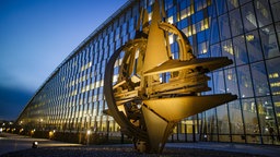 Die Glasfront des Nato-Hauptquartier in der Abenddämmerung in Bruessel. 