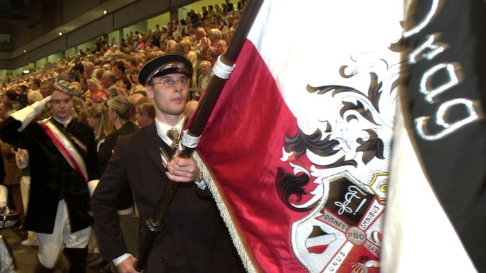 Burschenschafter marschiert mit Fahne