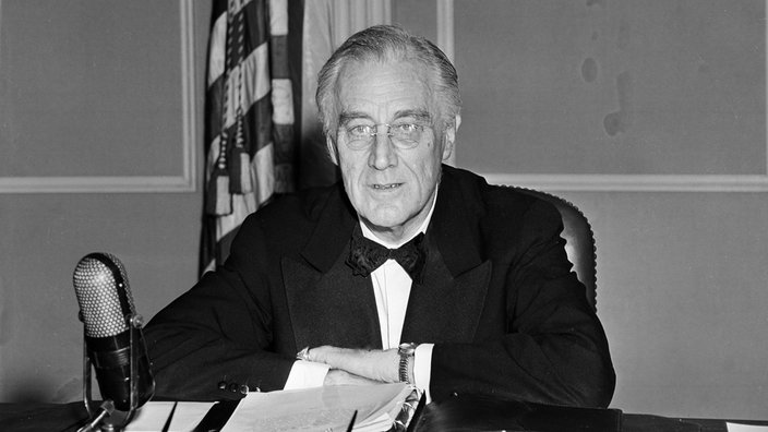 Schwarz-weiß-Foto von Franklin D. Roosevelt.