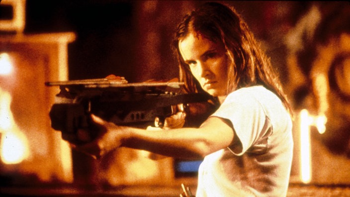 Frau mit Gewehr: Filmszene aus "From Dusk Till Dawn".