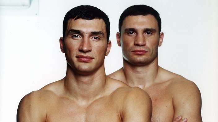 Wladimir und Vitali Klitschko mit Weltmeistergürteln