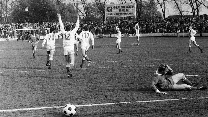 Schwarzweiß-Foto: Bielefelder Spieler jubeln nach einem Tor