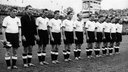 Schwarzweiß-Foto: Die deutsche Nationalmannschaft vor dem WM-Endspiel 1954