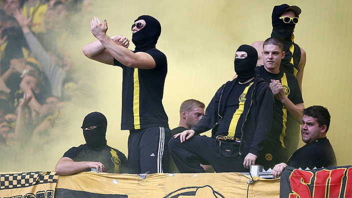 Vermummte Hooligans im Stadion