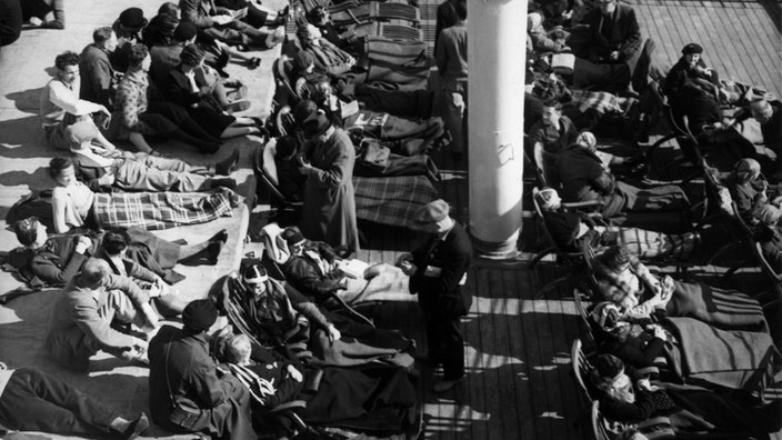 Urlauber sonnen sich auf Deck eines KdF-Schiffs auf der Fahrt nach Madeira, ca. 1938 