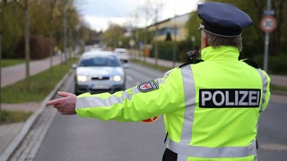 Polizei bei der Verkehrskontrolle.