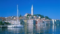 Blick übers Meer auf die historische Altstadt von Rovinj.