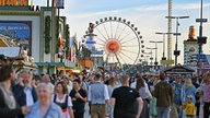 Oktoberfest 2023 – die Schaustellerstrasse ist voller Menschen