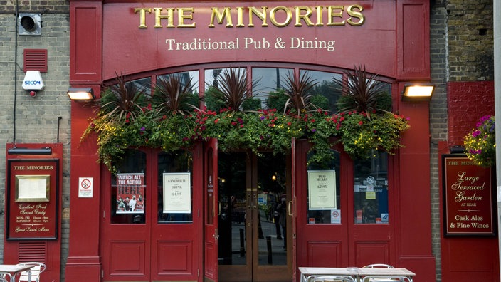 Die weinrot gestrichene Fassade eines typischen Pubs in London.