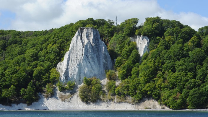 Kreidefelsen und Halbinsel Jasmund vom Meer aus fotografiert.