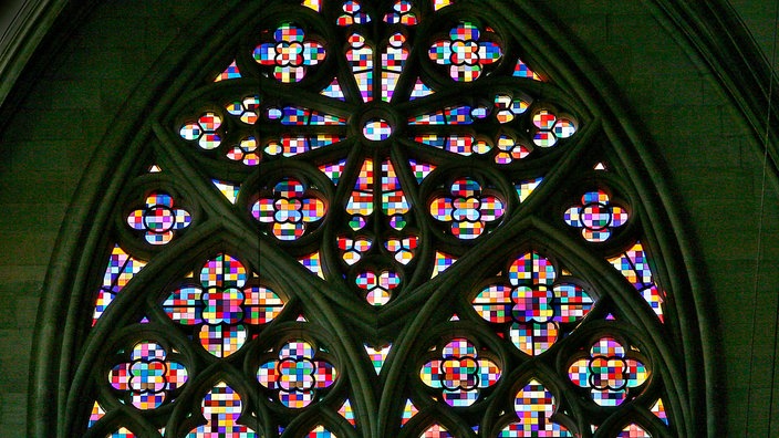 Das von Gerhard Richter gestaltete Fenster im Kölner Dom besteht aus Tausenden bunter Glasquadrate