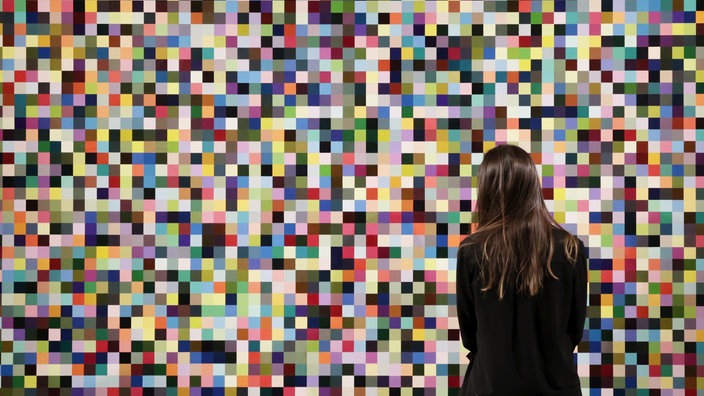 Ein Mensch betrachtet das Bild "4096 Farben" von Gerhard Richter