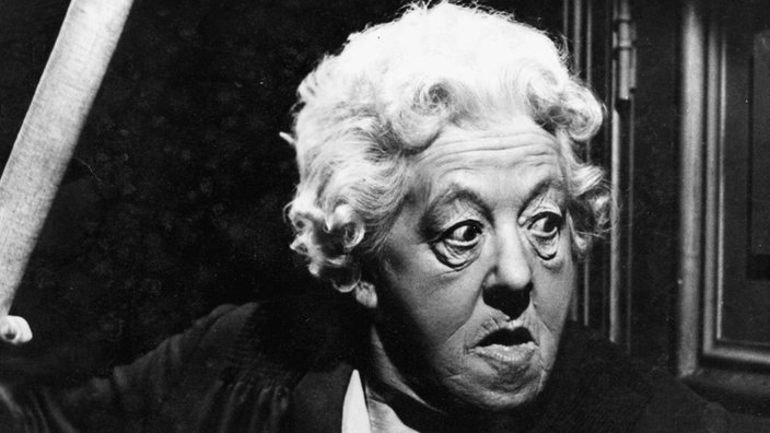 Die britische Schauspielerin Margaret Rutherford in ihrer Rolle als Miss Marple