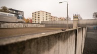 der erhaltene Grenzstreifen an der Gedänkstätte Berliner Mauer