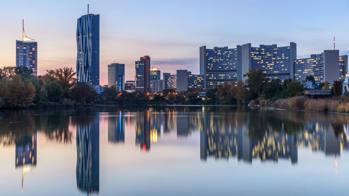 Die Skyline von Donau City spiegelt sich in der Donau