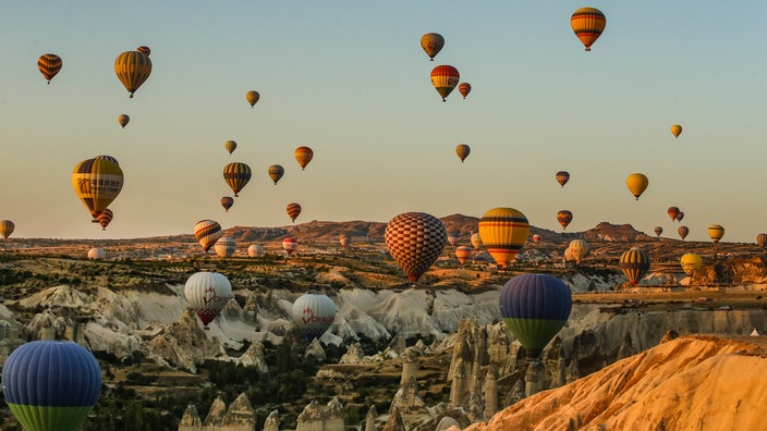 Zahlreiche Heißluftballons über der Felslandschaft von Kappadokien