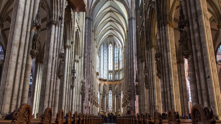 Die Innenansicht des Langhauses des Kölner Doms.