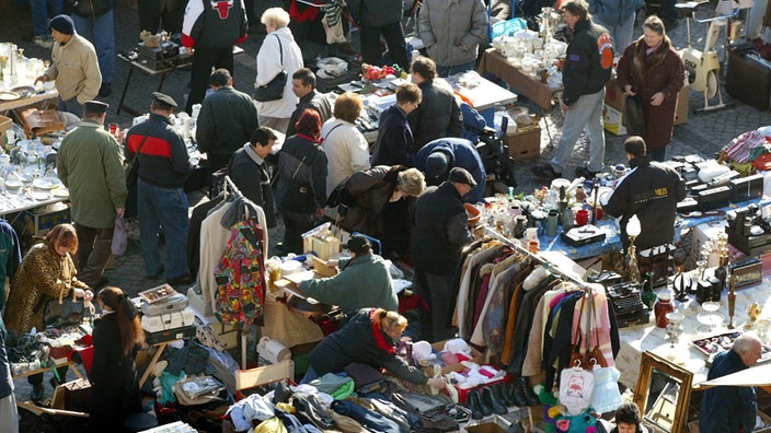 Schnäppchenjäger auf dem Trödelmarkt am Rathaus Schöneberg in Berlin