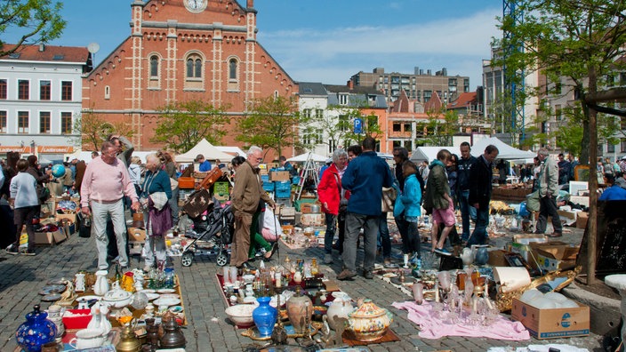 Fassade der Kirche am "Place du Jeu de Balle" mit davor aufgebauten Trödlerständen