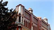 Fassade der Casa Vicens mit buntem Mosaik und runden Türmen