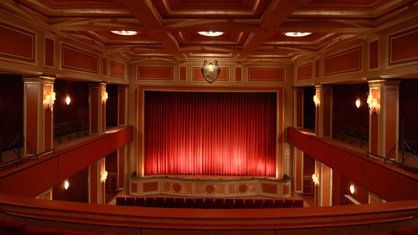 Der rote Vorhang im Filmtheater am Sendlinger Tor in München. 