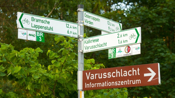 Wegweiser zu den Stätten der Varusschlacht in Kalkriese