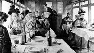 Zeichnung: Gäste dinieren im luxuriösen Speisewagen des Orient-Express im Jahr 1895.