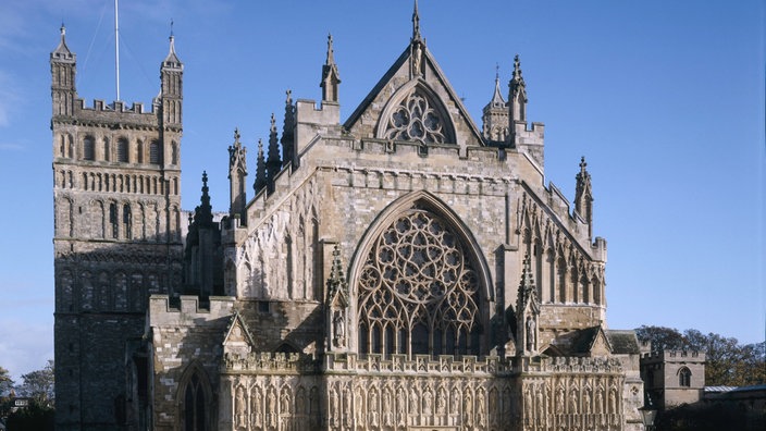 Das Foto zeigt die Außenansicht der aus Beerstone erbauten Kathedrale von Exeter.