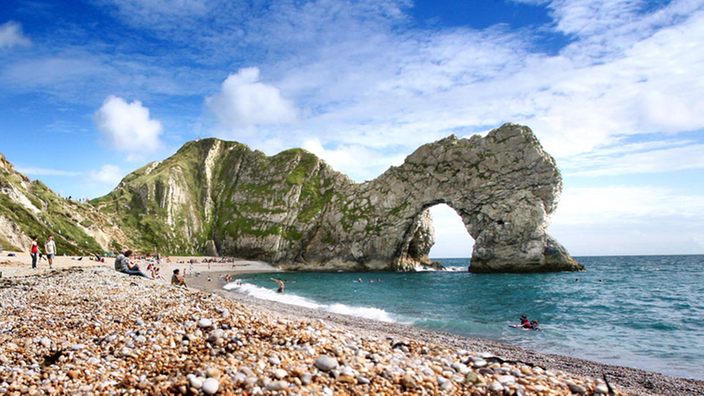 Das Bild zeigt einen Felsbogen in der Bucht von Lulworth.