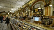 Pralinenvitrine im Luxuskaufhaus Harrods