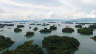 Zahlreiche bewaldete Inselchen im Mekong-Flusslauf