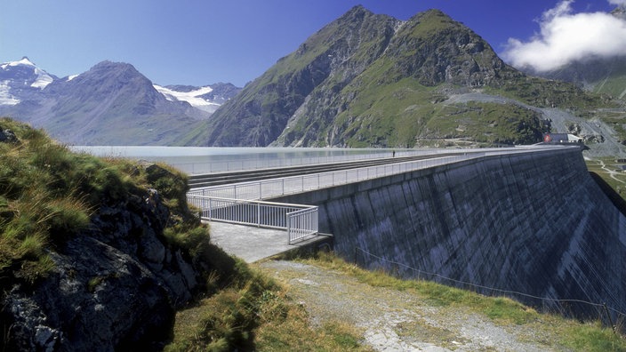 Seitliche Draufsicht der Staumauer von Grand Dixence