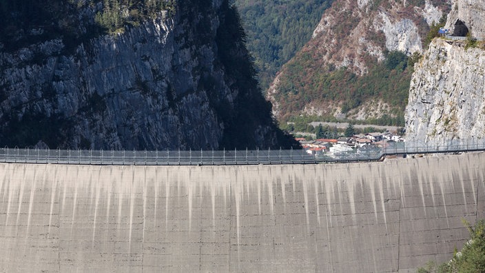 Nahaufnahme der Staumauer der Vajont-Talsperre