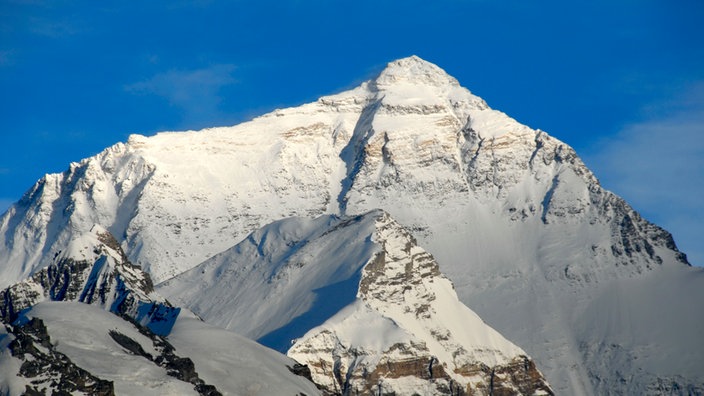 Ein schneebedeckter Berggipfel