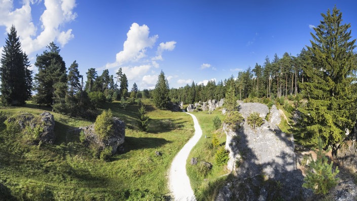 Ein Fußweg schlängelt sich durch ein Tal