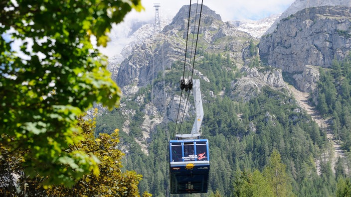 Seilbahn vor Bergpanorama