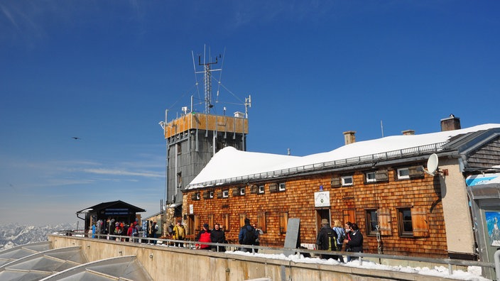 Menschen am Gipfelhaus der Zugspitze