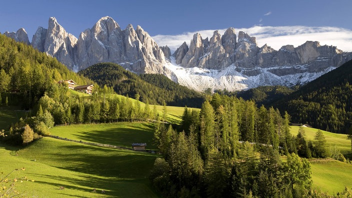 Blick über das Villnoesstal mit den Geislerspitzen im Hintergrund