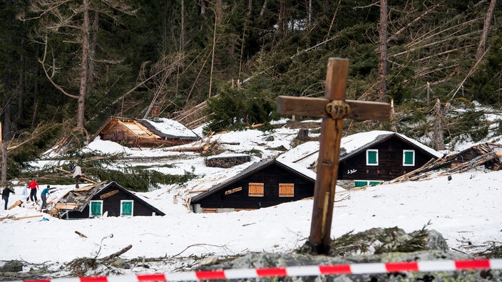 Eine Lawine hat mehrere Häuser verwüstet